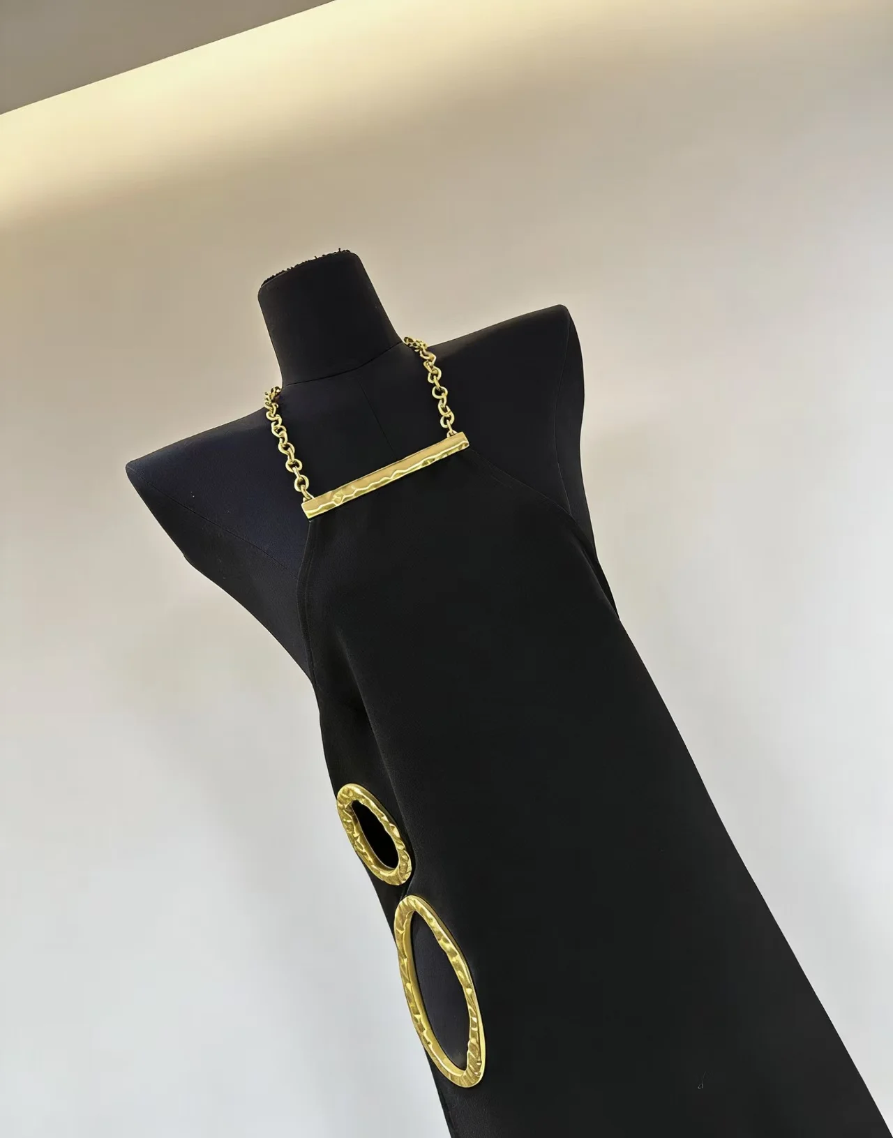 Новое женское черное платье High Street с золотой цепочкой, вырезами и металлическими кольцами, сексуальное, с открытой спиной, элегантное, для вечеринок, в уличном стиле (art.: 3920d8fa7eac7) - 3920d8fa7eac7