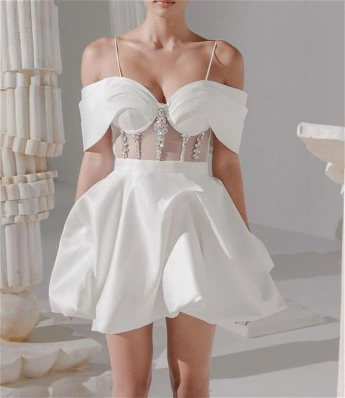 Простое белое платье для выпускного вечера на тонких бретельках с открытыми