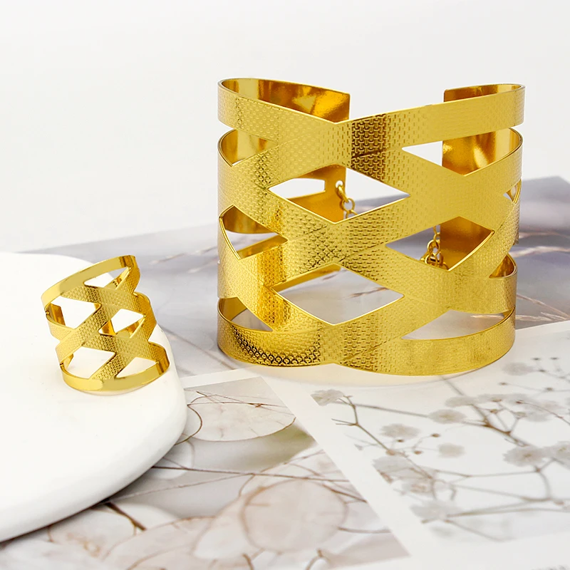 

Dubai Cuff Bangle with Ring Hollow Out Gold Plated Copper Bracelet Nigerian Bridal Wedding Party Gift Jewelry Accessories