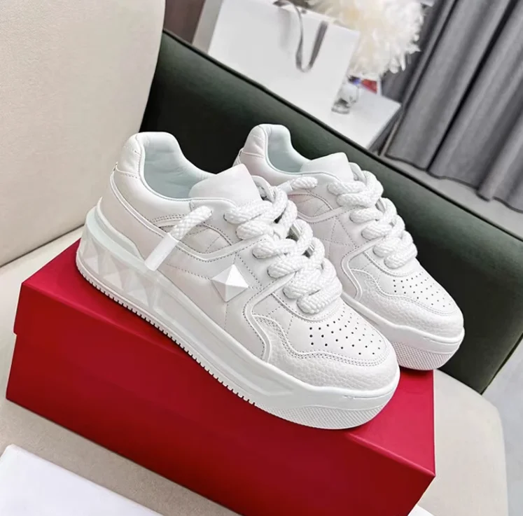 Кроссовки женские кожаные с заклепками повседневная Роскошная спортивная обувь