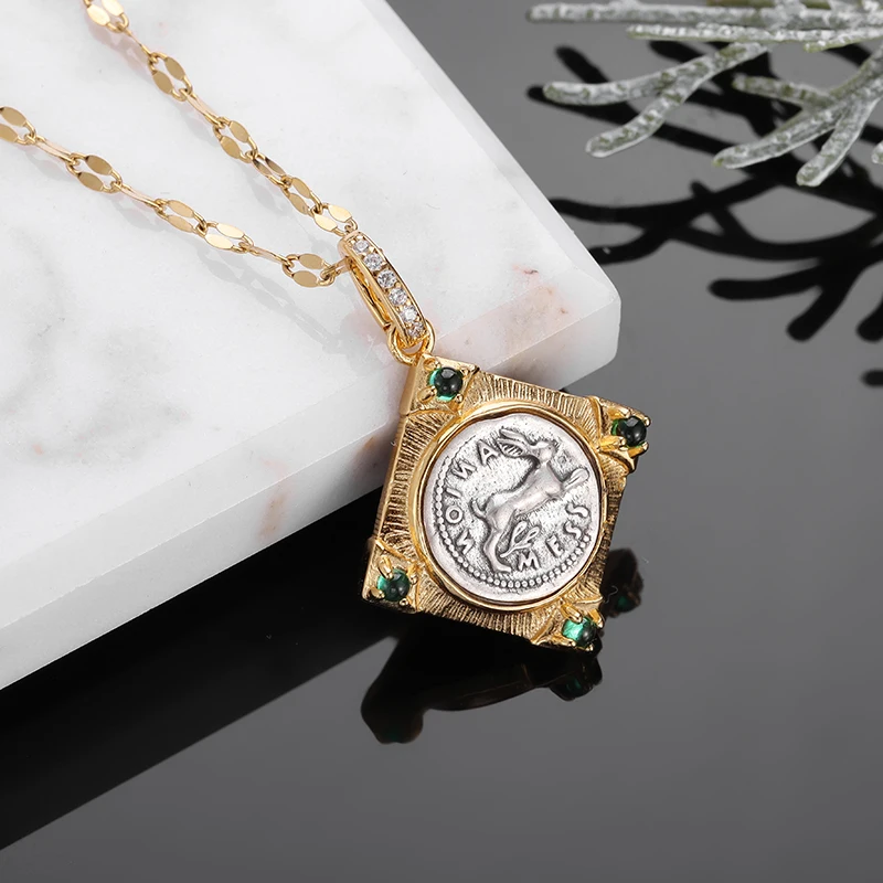 

Ожерелье с кулоном в виде монеты с изумрудом для женщин