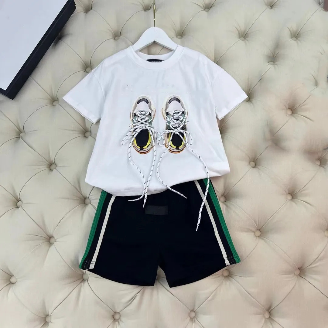 

Летняя Новинка 2022, обувь с алфавитом для мальчиков и девочек, короткая футболка с круглым вырезом и шорты с принтом, модная Высококачественн...