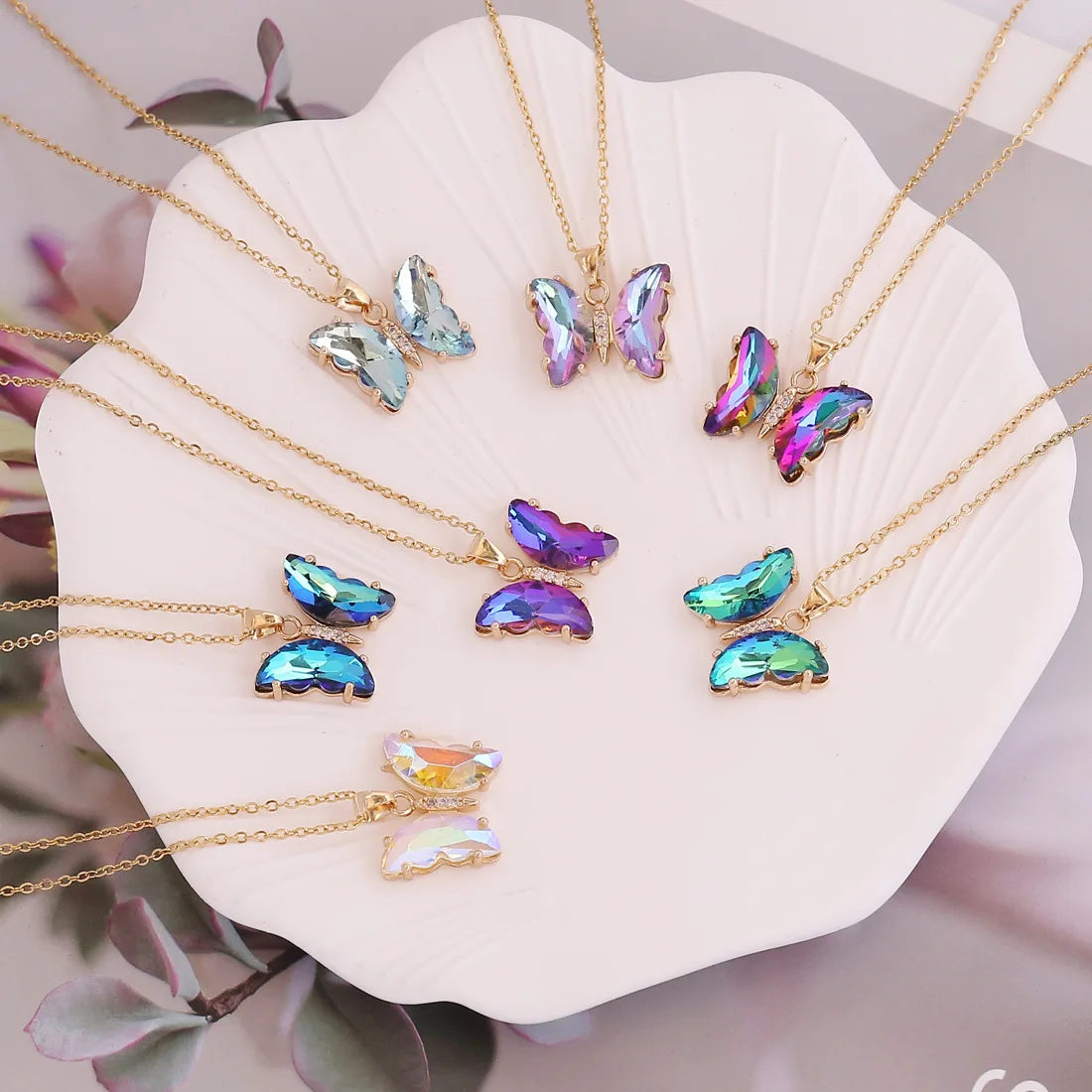 

Fashion Classic Rhinestone Butterfly Pendant Necklace for Women Simple Clavicle Chain Colorful Insect Charm Necklaces Jewelry