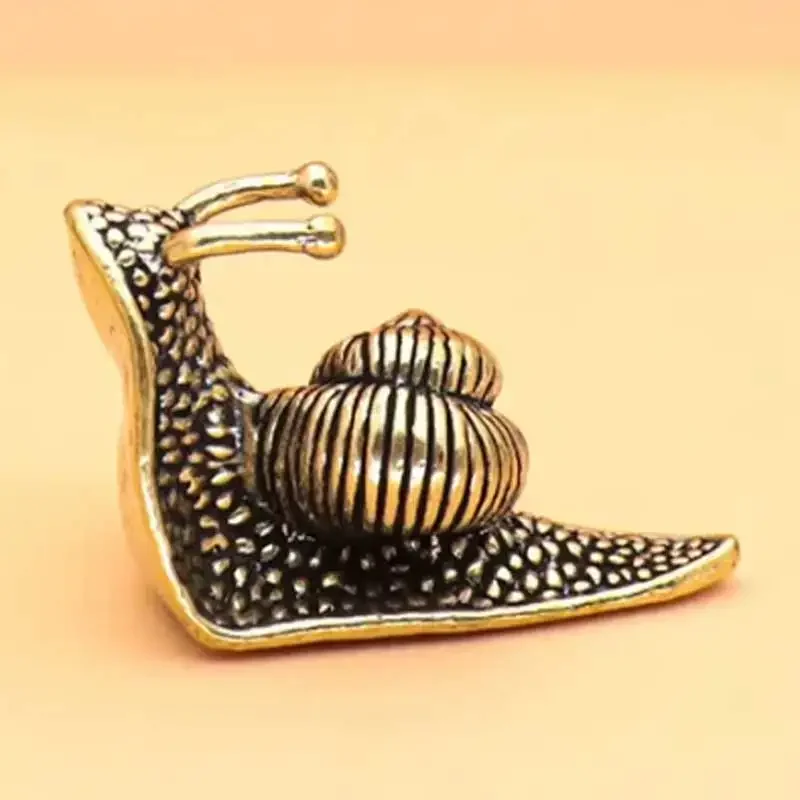 

Бронзовая миниатюрная фигурка улитки из металла