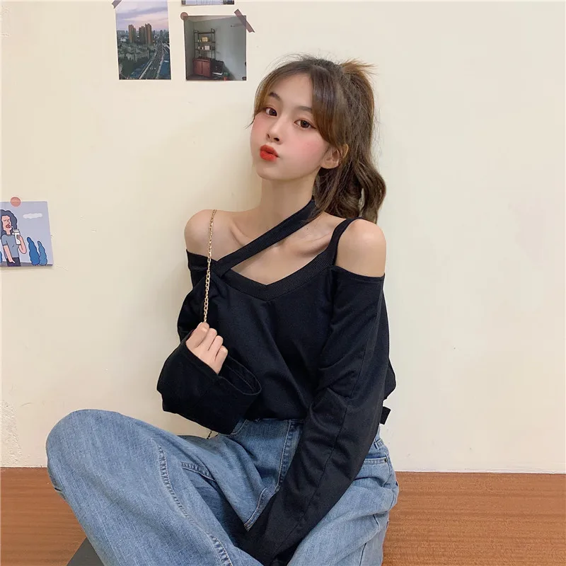 

T-shirt hanging off the shoulder irregularly BLACK