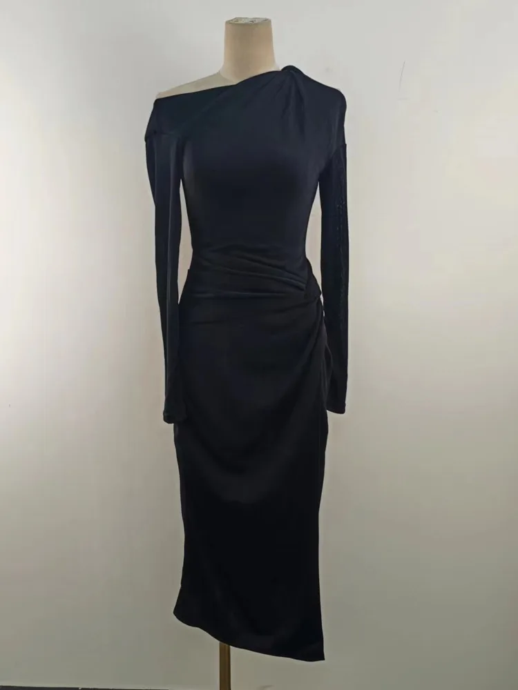 Женское платье трапециевидной формы с диагональным воротником и открытыми