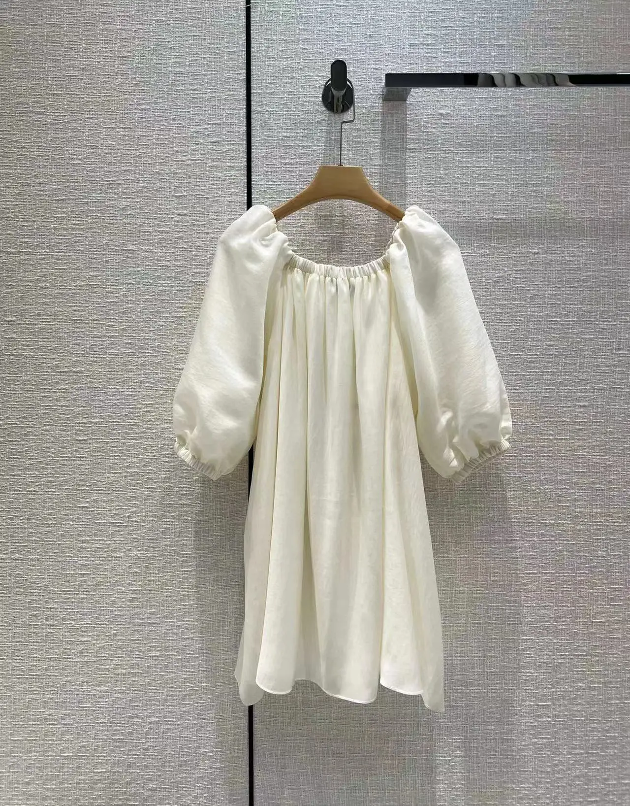 

Женская блузка с вырезом лодочкой и рукавами-фонариками