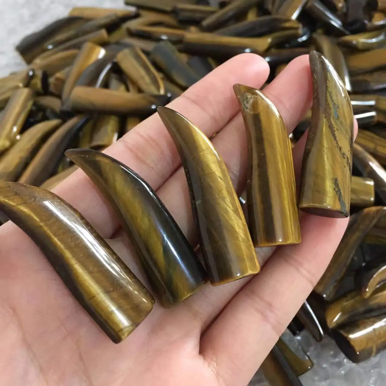 

Натуральные тигровые глазки, волчьи зубы, украшенные драгоценными камнями