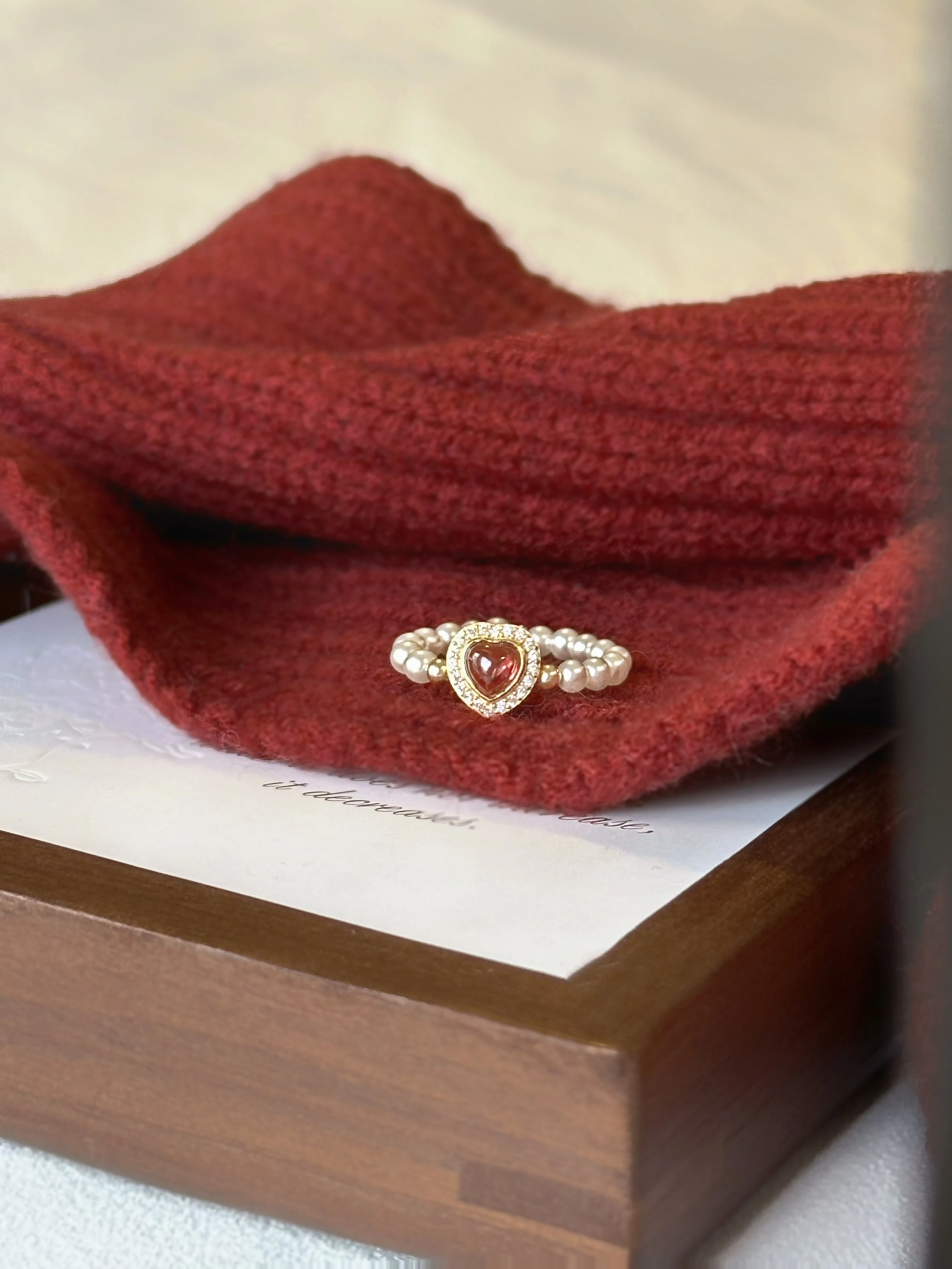 Кольцо в форме сердца с винно-красным гранатом и элегантным жемчугом новогодний