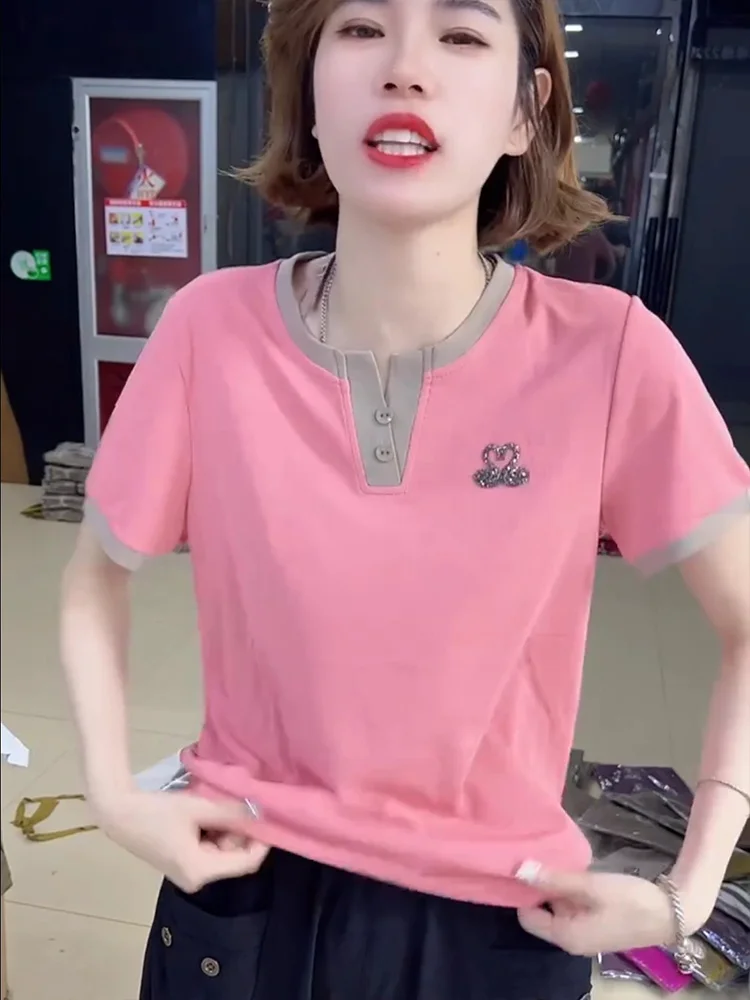 Осенняя модная футболка с коротким рукавом и V-образным вырезом в виде маленького