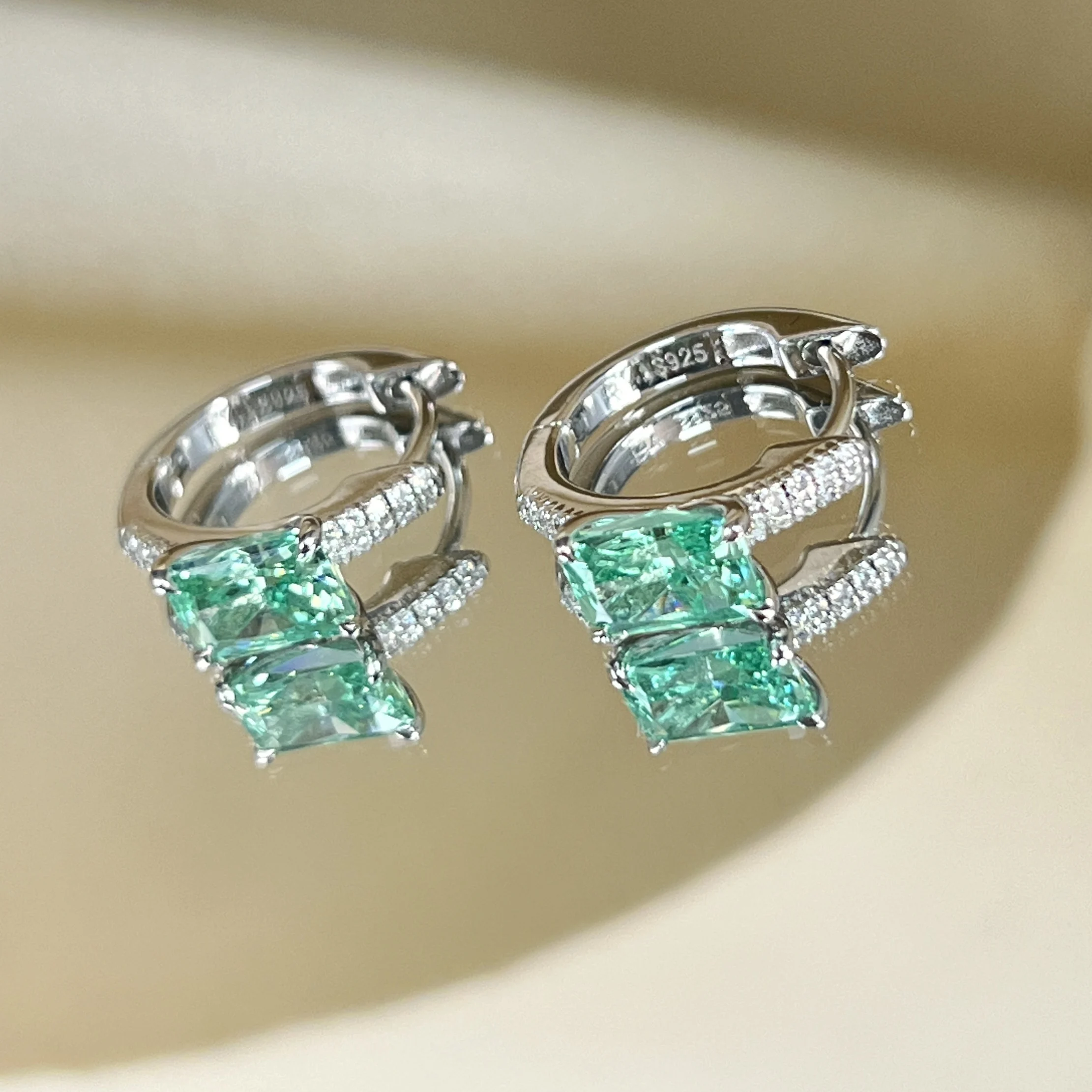 Фото Серьги из серебра S925 пробы с огранкой «ледяной цветок», инкрустацией паве, в цвете параиба, легкие, роскошные, с вставками из муассанита. №1