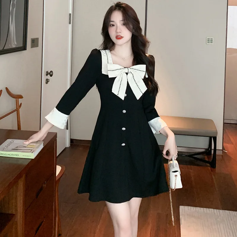 

Женское приталенное платье с бантом, короткое ТРАПЕЦИЕВИДНОЕ ПЛАТЬЕ контрастных цветов на пуговицах, с квадратным вырезом и расклешенными рукавами, весна-лето 2023