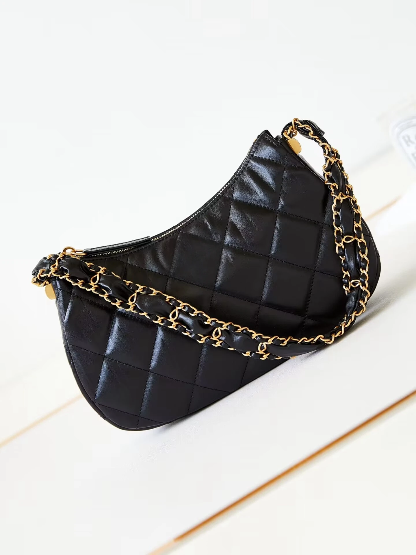 

2024 new beauty fashion brand handbag, pleated cowhide chain bag, new style, gorgeous, very beautiful in kind, with great textur