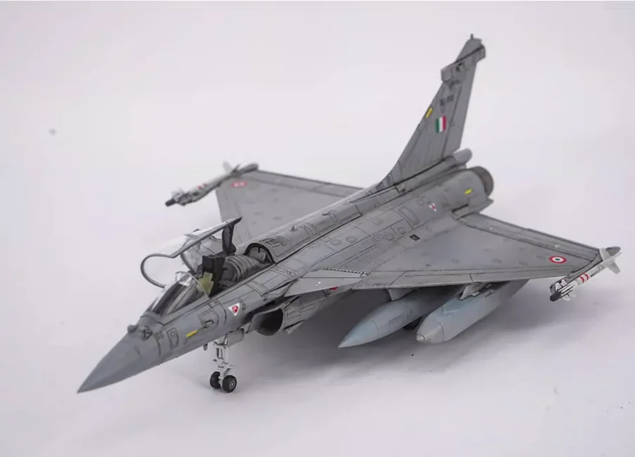 Фото Набор для сборки модели самолета Trumpeter 01699 PAF J-10CE Multi-Role Fighter & IAF Rafale 2 в 1, масштаб 1/72 №1