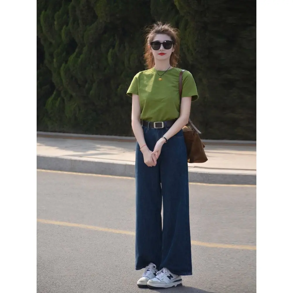 Женский костюм из двух предметов: короткая зеленая футболка и джинсы корейский