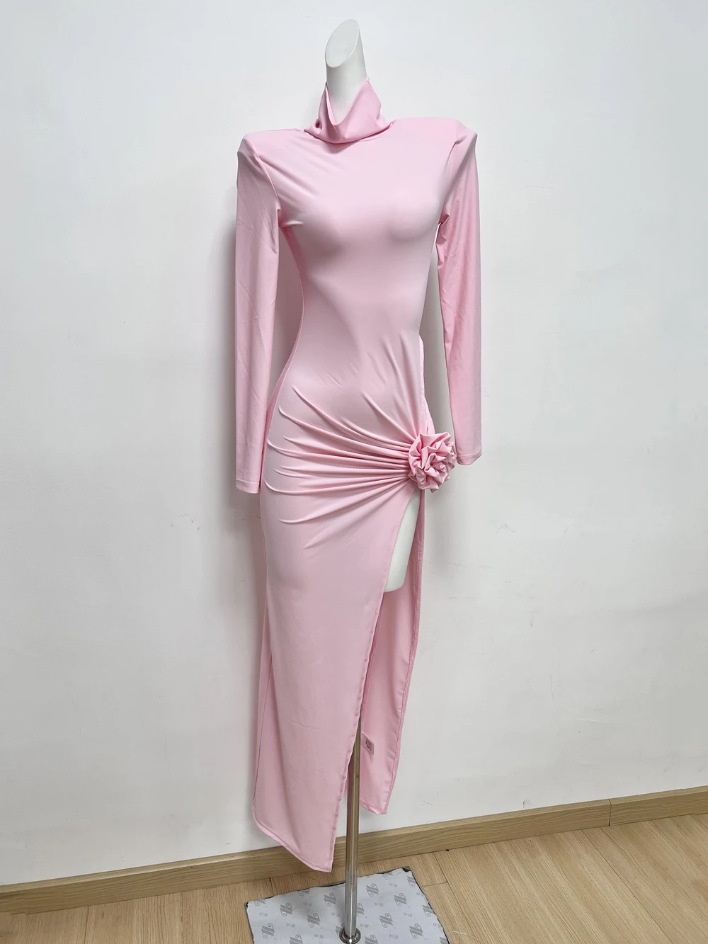 Розовое платье-миди с длинным рукавом и цветочным 3D-принтом