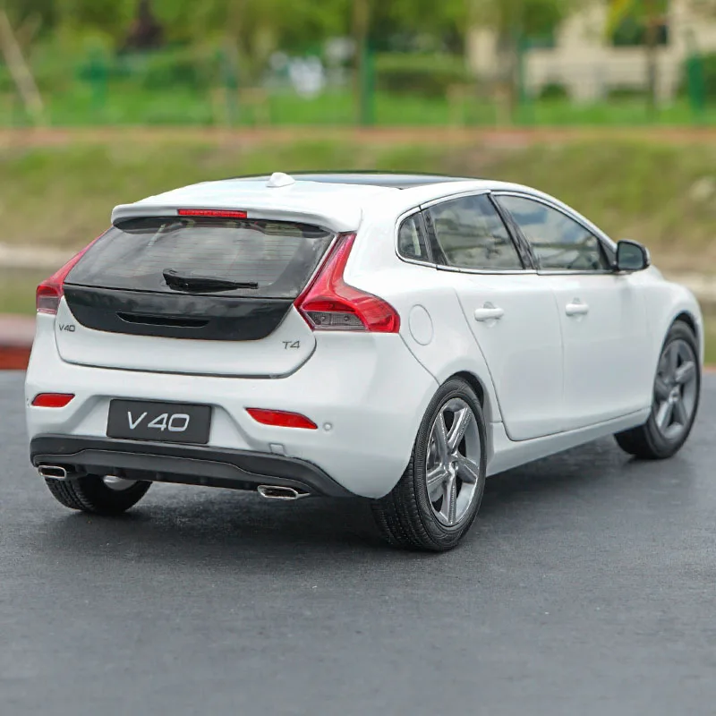 Модель литая в масштабе 1:18 для Volvo V40 2016 белый коричневый внедорожник игрушечный