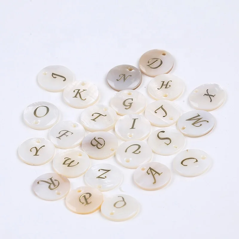 

Бусины из жемчуга с алфавитом, круглые бусины из ракушек пресноводной формы с отверстием сверху 15 мм, 26 букв, для изготовления ювелирных изд...