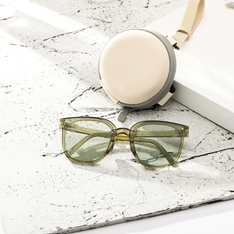 

Summer Fashion Travel TR90 Folding Sunglasses Women Vision Driving Eyewear Portable Sunglass wIth Glasses Case