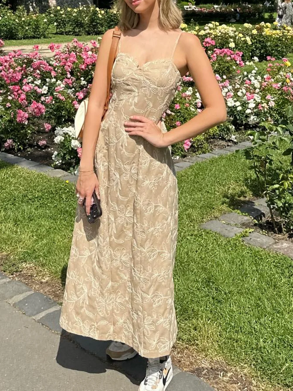 Платье-миди женское с вышивкой открытой спиной и регулируемыми бретельками