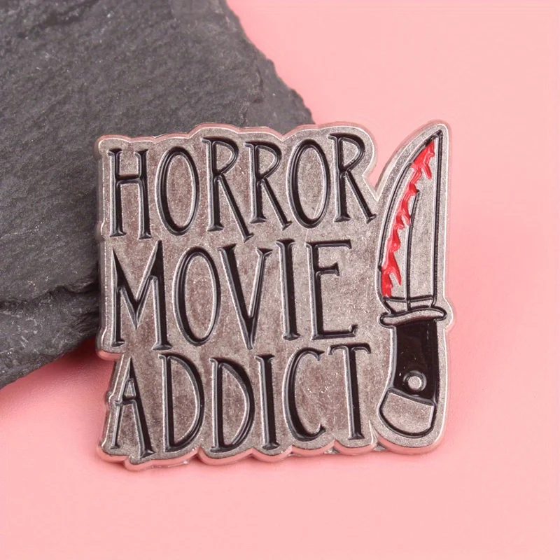 Фото Эмалированная булавка Slasher Cinema — состаренная металлическая отделка с мотивом ножа от брызг крови, типография «Horror Movie Addict» для Gore F №1