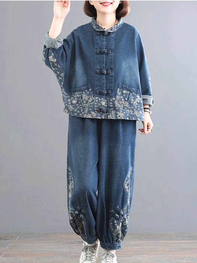 

Женский джинсовый костюм из двух предметов, однобортный лоскутный пиджак с длинными рукавами и дисковыми пряжками и брюки длиной до щиколо...