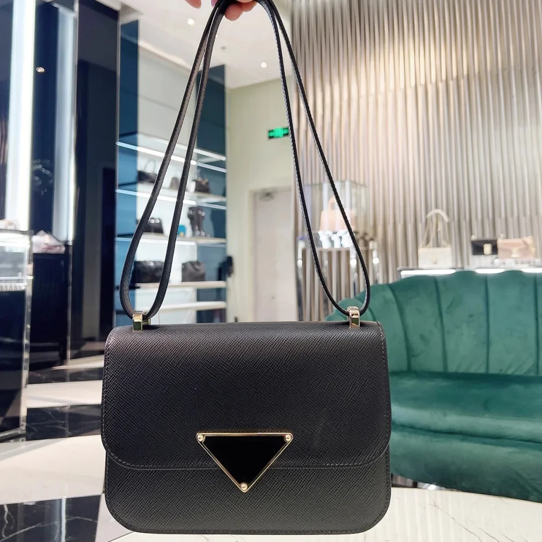 

Women's Bag 2023 Spring/Summer New Flight Attendant Bag Single Shoulder Crossbody Bag P Family Tofu Bag Small Square Bag