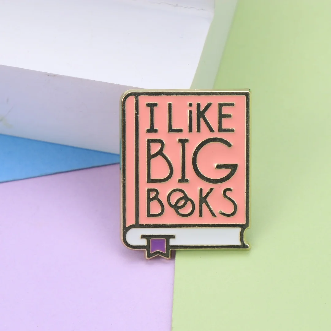 Фото Металлический значок-брошь с эмалевым покрытием и надписью «I Like Big Books», в форме розовой книги с мультяшными буквами, в стиле панк для книголюбов, для курток №5