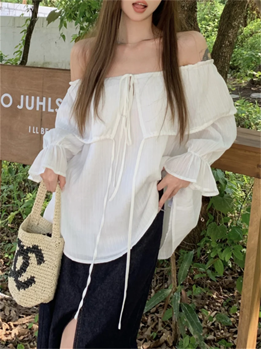 Женская блузка с вырезом лодочкой открытыми плечами и оборками