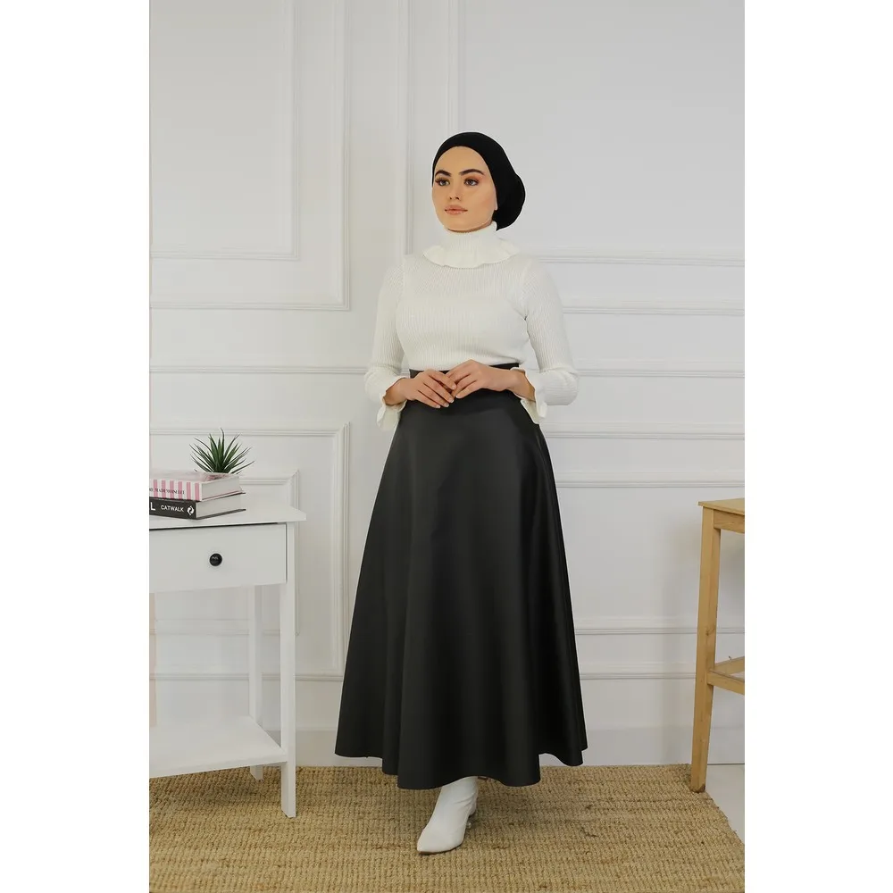 

Dorlie Maulana Model Artificial Leather Skirt/Tan