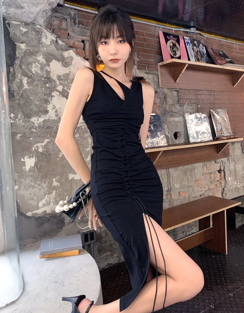 

2023 spring and summer South Korea's new two-piece pleated dress black thin low-cut backless high slit female tide brand