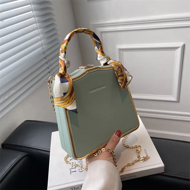 

Large Capacity Solid Tote Bag Delicate Chain One Shoulder Crossbody Bag