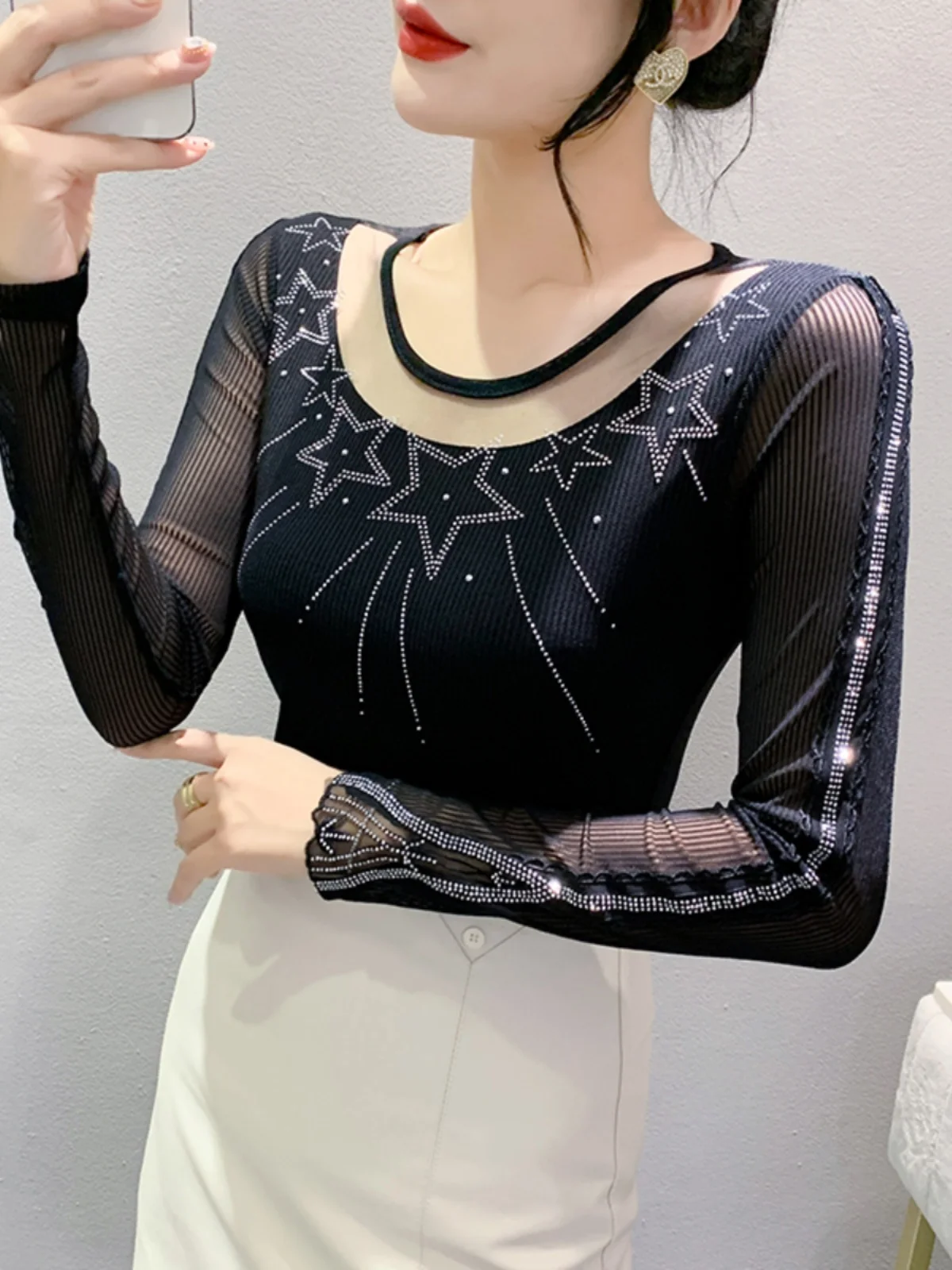 Женская футболка с круглым вырезом черно-фиолетовая тонкая эластичная короткая