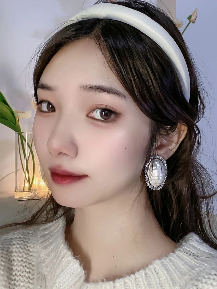 Преувеличенные овальные серьги-гвоздики с жемчугом и цирконием в стиле барокко