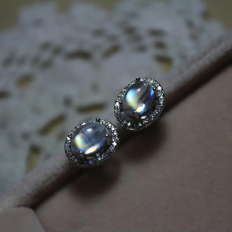 

«Многожильные» серьги-гвоздики из натурального лунного камня Шри-Ланки, серебро 925 пробы, инкрустированные простыми инкрустациями, маленьк...