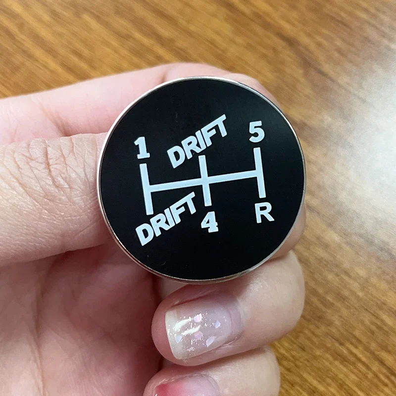 

Автомобильная ручка переключения передач, кнопка, эмалированная булавка, 5-скоростной черный значок, эмблема