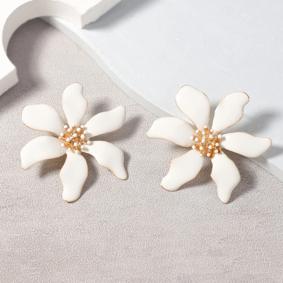 Модные элегантные висячие серьги в виде цветка белые для женщин аксессуары