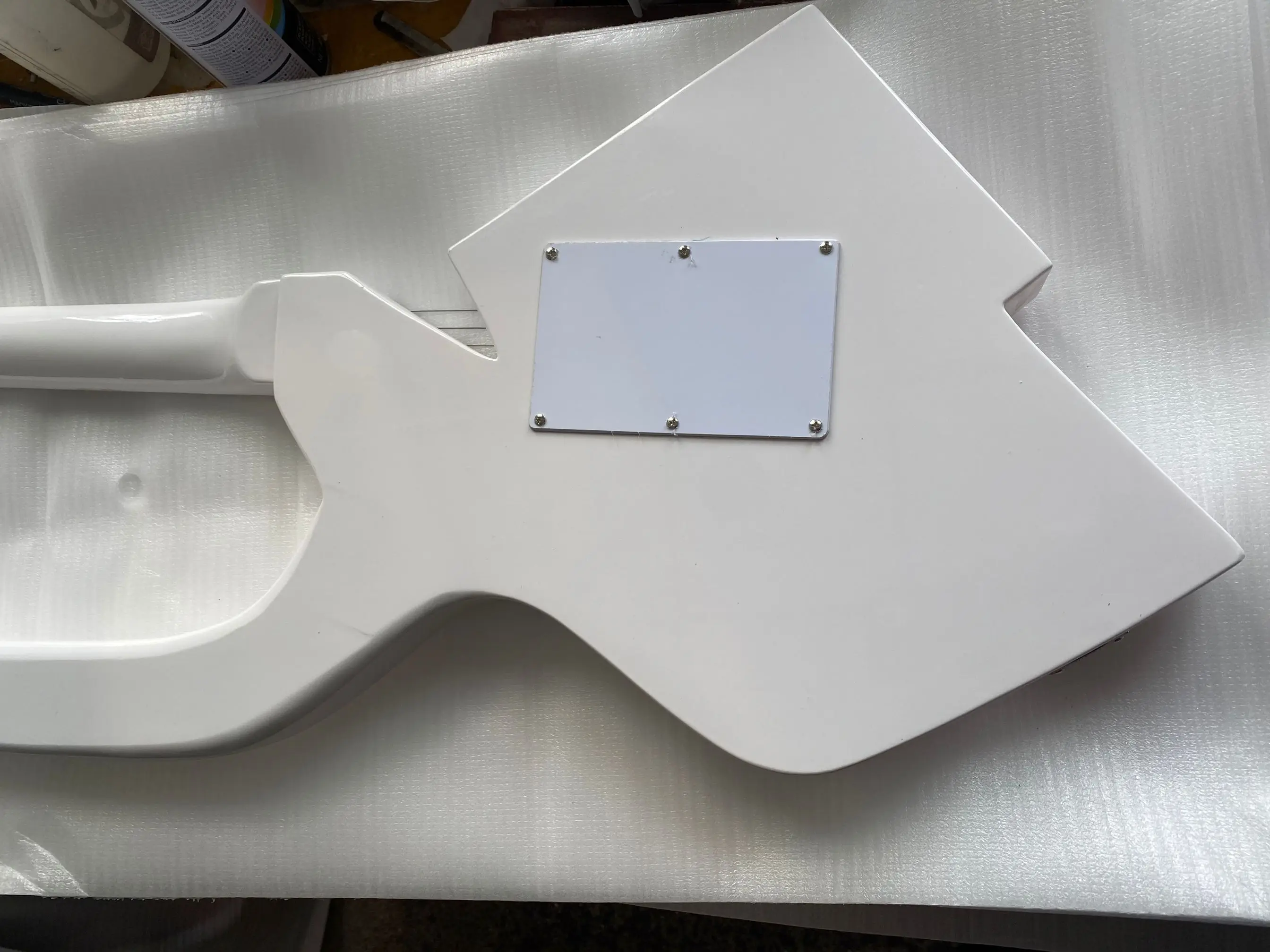 Электрогитара YUMIYA Prince Model C белая хромированная Tremolo Производство Корея - купить