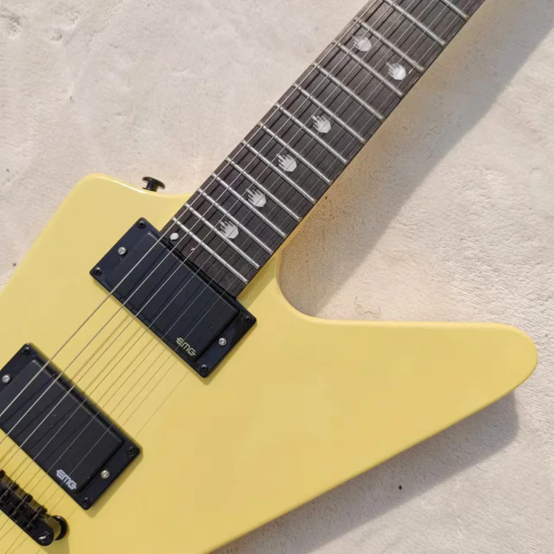 В наличии электрогитара неправильной формы активный звукосниматель EMG