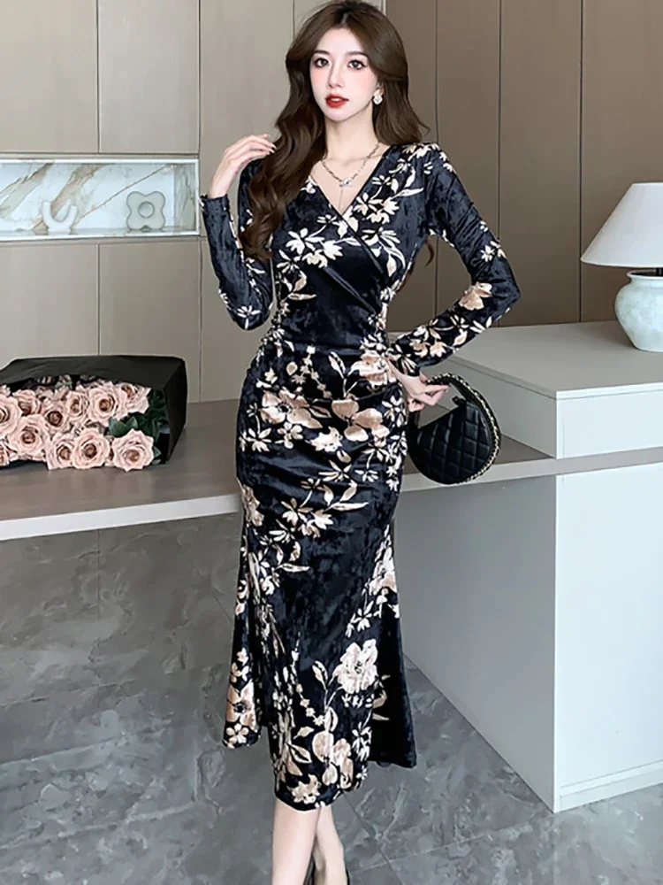 Женское бархатное платье с цветочным принтом и длинным рукавом v-образным