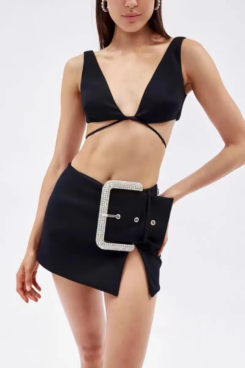 Мини-юбка с пряжкой на талии разрезом |