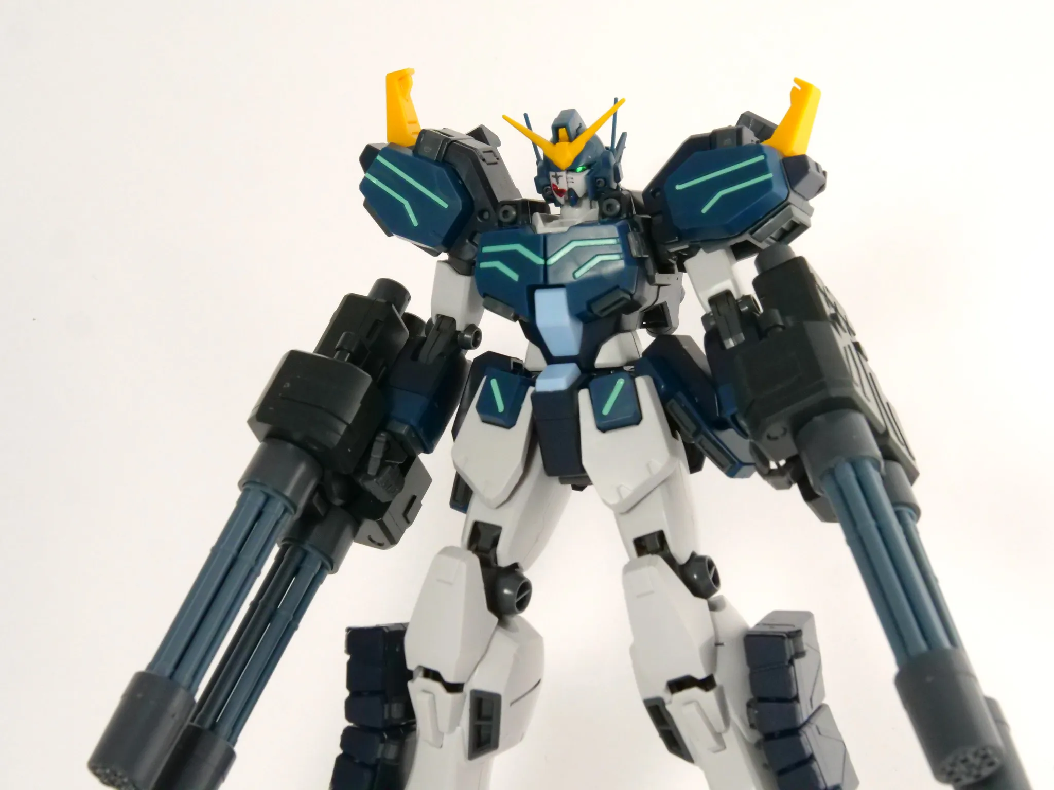Фото Bandai Original MODEL KIT MG 1/100 GUNDAM HEAVYARMS CUSTOM EW Model Kit Аниме Экшн-истребитель Сборная модель игрушки в подарок для ребенка №2
