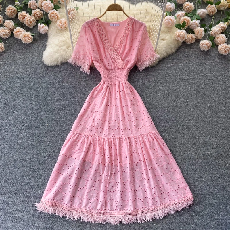 

Шикарное нежное ветровое кружевное платье 2022 летнее с v-образным вырезом Закрытая Талия тонкое ажурное платье до колена с кисточками в запа...