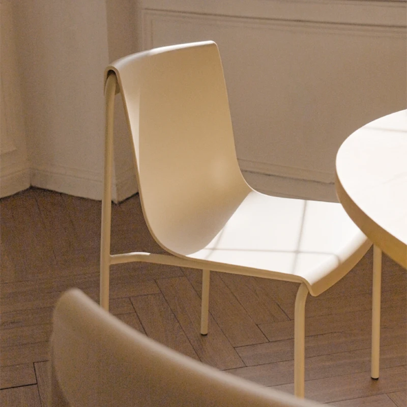 Обеденный стул во французском минималистском стиле с пластиковой спинкой