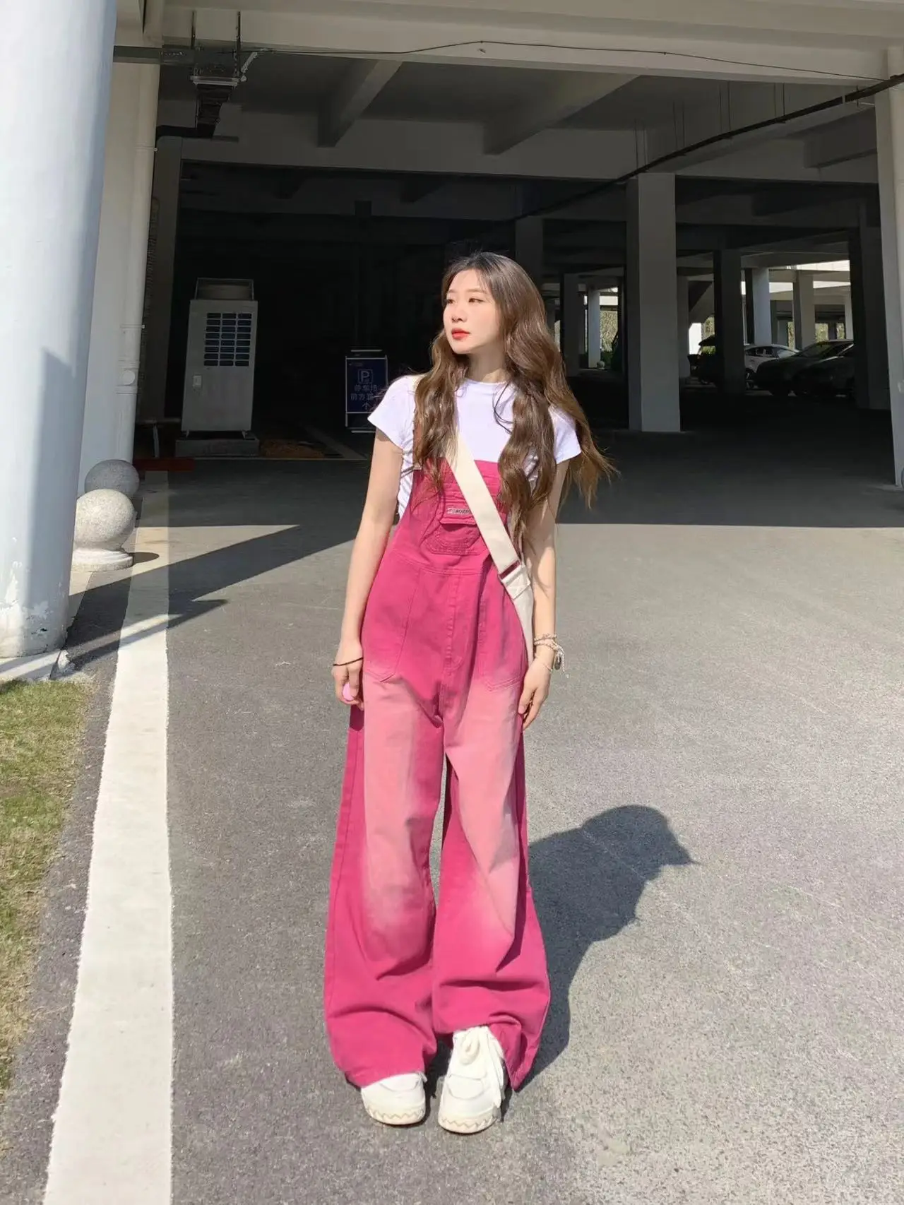 Розовый джинсовый комбинезон