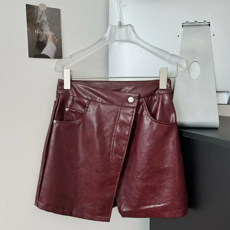 Футболка в полоску с косым воротником и открытыми плечами + облегающая кожаная