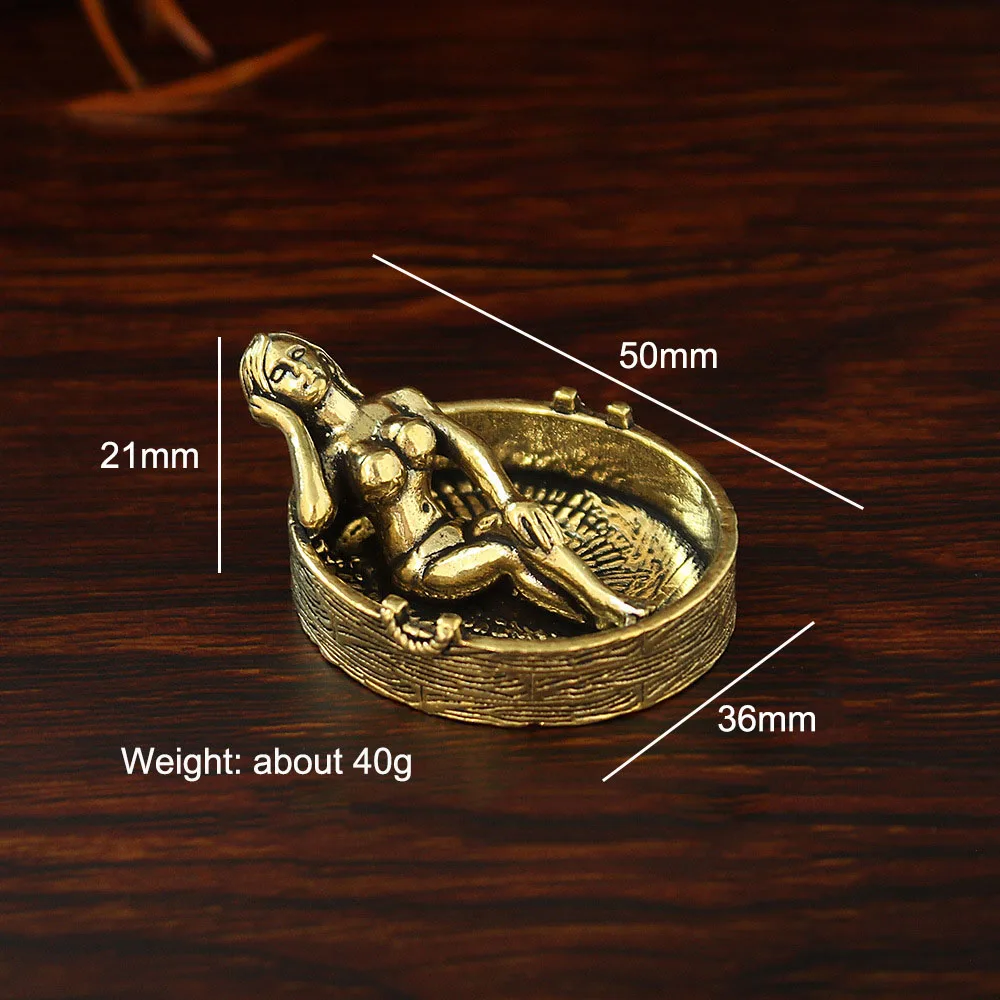 Латунная статуэтка женщины