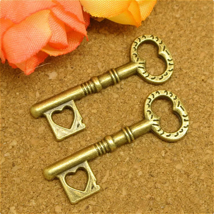 

Factory Price 50 Pieces/Lot 34mm*12mm Antique Bronze Plated Heart Shaped Vintage Metal Key Charm