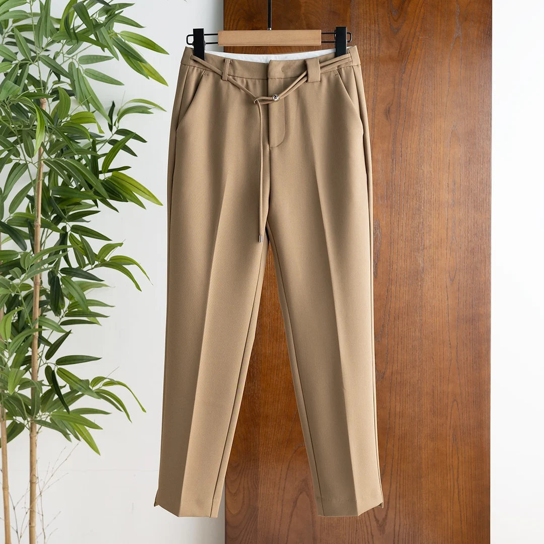 Floor-length sickle pants strengthen waist-to-hip ratio, highlight the sense of curve, and increase a sense of chic and handsome