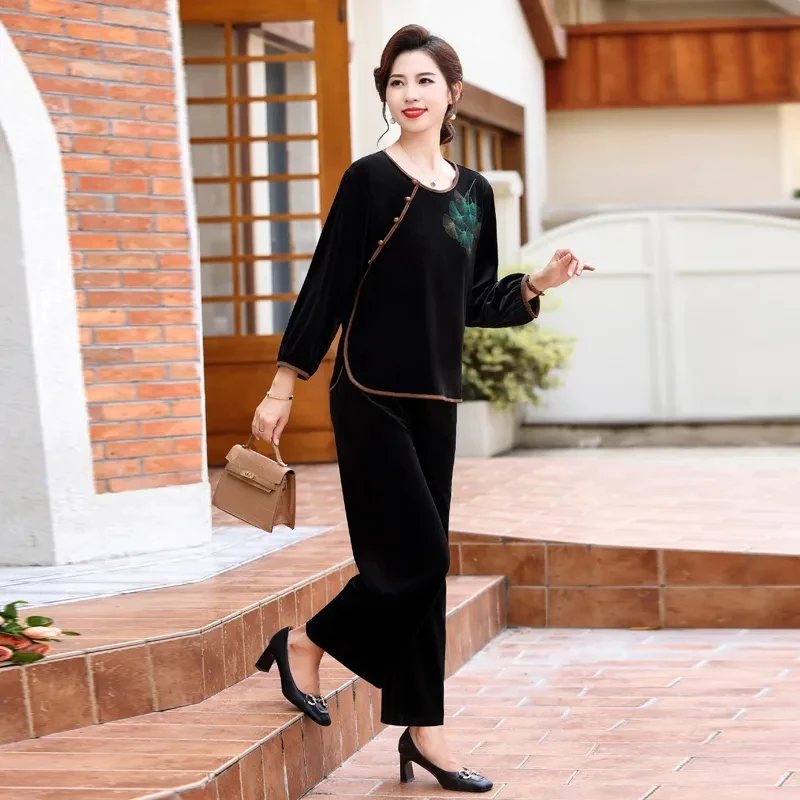 Женский бархатный костюм